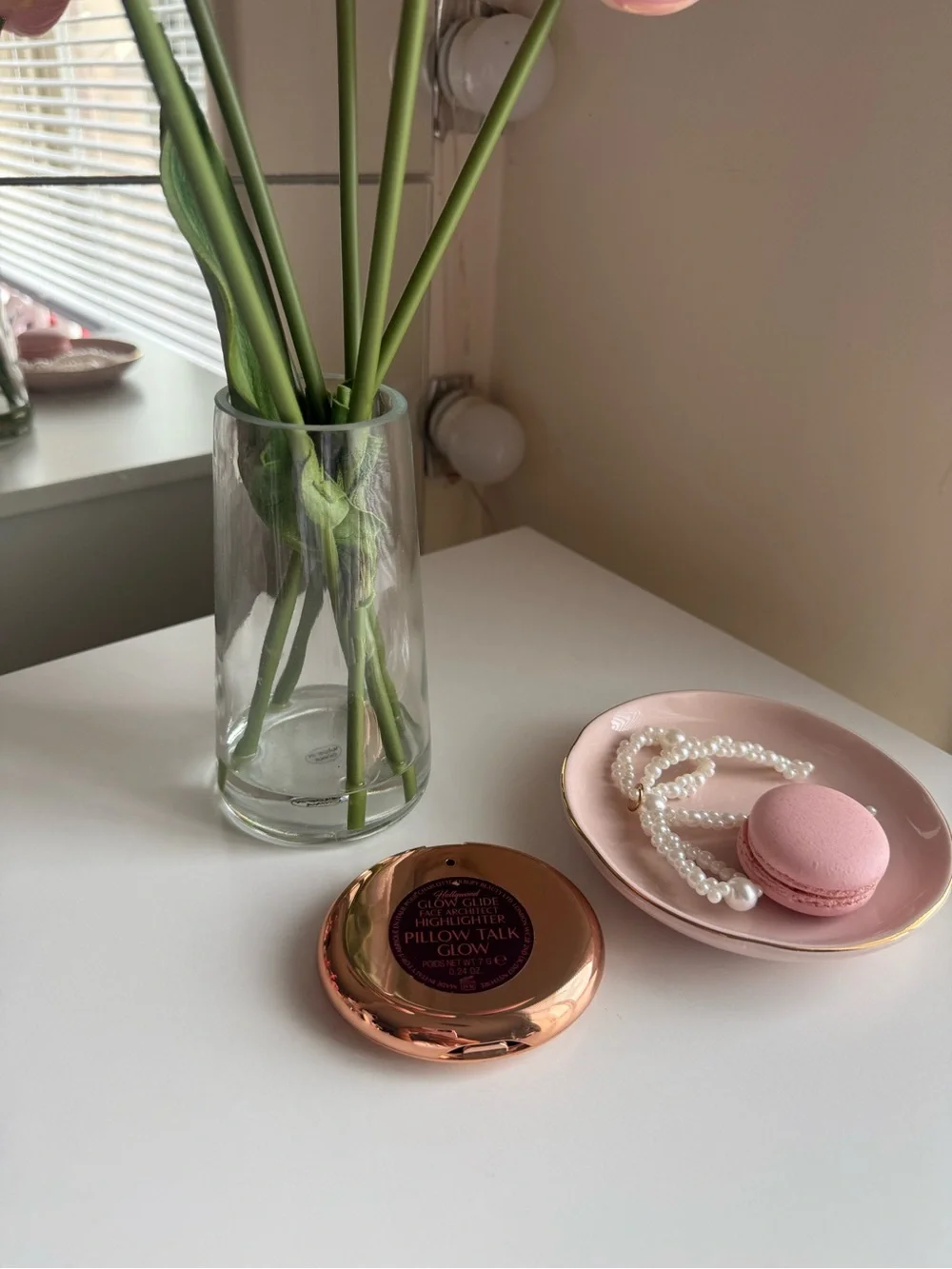 Charlotte tilbury Hollywood Glow Glide face highlighter